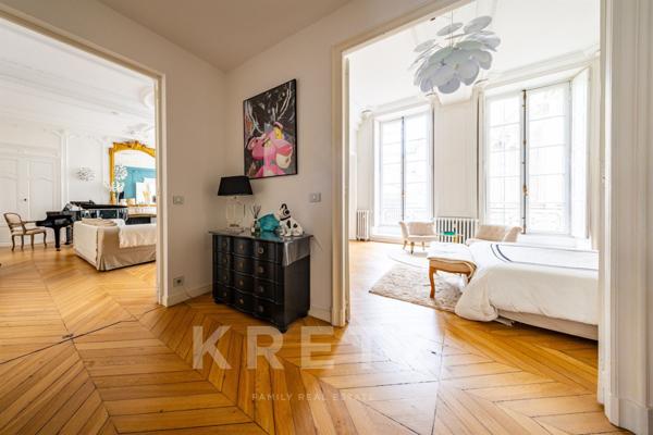 DIJON centre-ville. Luxueux appartement d'exception restauré, caveaux du XV siècle, parkings