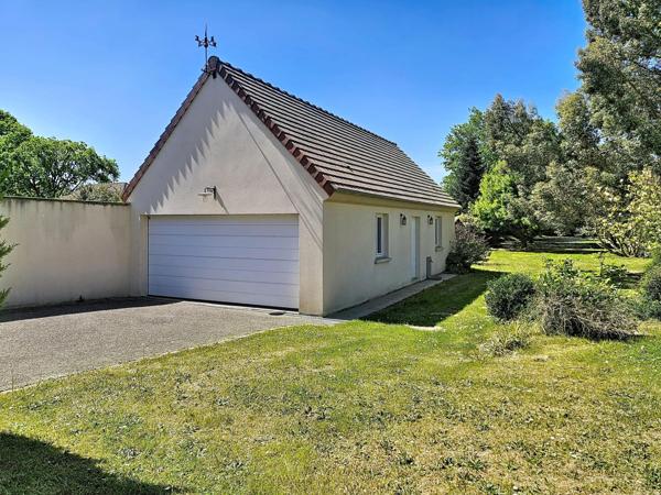 Maison familiale au calme avec jardin arboré sans vis-à-vis de 2 713 m², garage double de 60 m² .