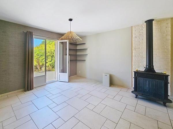 Maison familiale au calme avec jardin arboré sans vis-à-vis de 2 713 m², garage double de 60 m² .