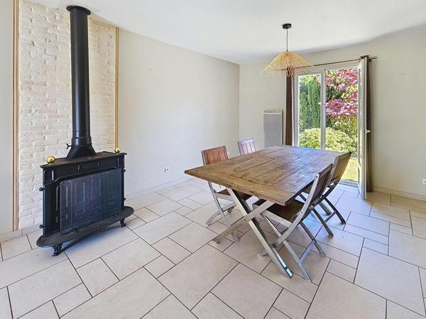 Maison familiale au calme avec jardin arboré sans vis-à-vis de 2 713 m², garage double de 60 m² .