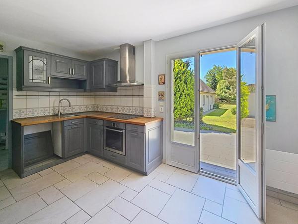 Maison familiale au calme avec jardin arboré sans vis-à-vis de 2 713 m², garage double de 60 m² .