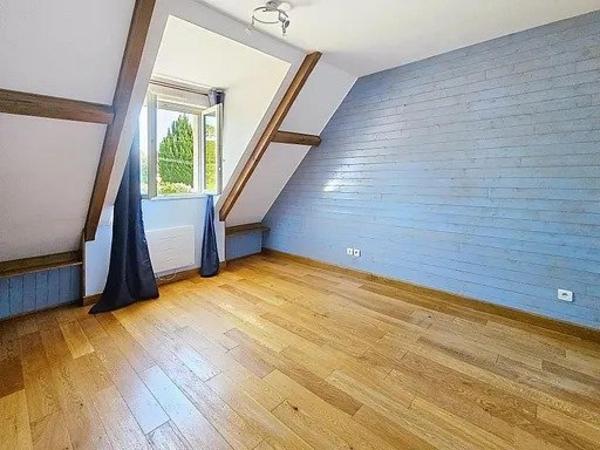Maison familiale au calme avec jardin arboré sans vis-à-vis de 2 713 m², garage double de 60 m² .