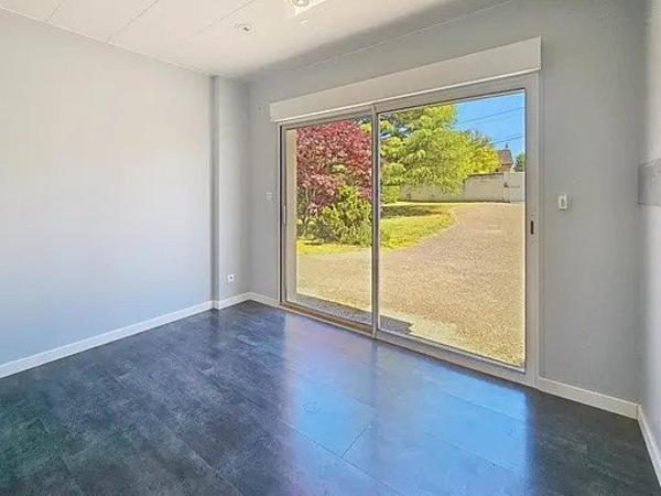 Maison familiale au calme avec jardin arboré sans vis-à-vis de 2 713 m², garage double de 60 m² .