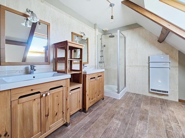 Maison familiale au calme avec jardin arboré sans vis-à-vis de 2 713 m², garage double de 60 m² .