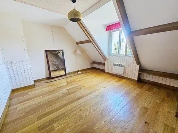 Maison familiale au calme avec jardin arboré sans vis-à-vis de 2 713 m², garage double de 60 m² .
