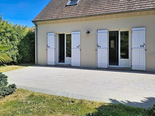 Maison familiale au calme avec jardin arboré sans vis-à-vis de 2 713 m², garage double de 60 m² .
