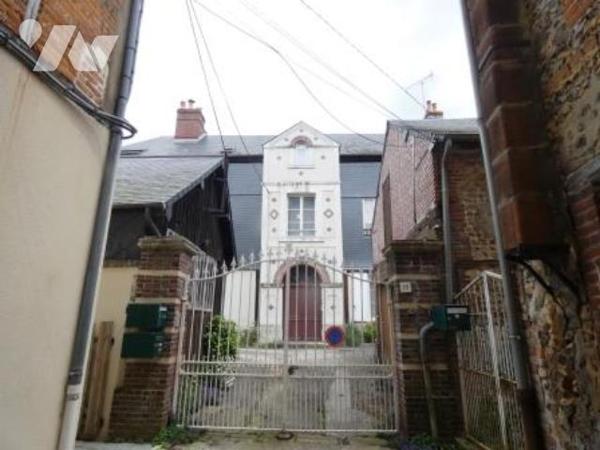 ORBEC. PROPRIETE de CARACTERE au coeur de la ville