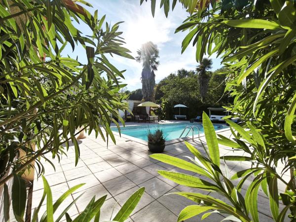 Maison T7 de caractère avec piscine et pool house