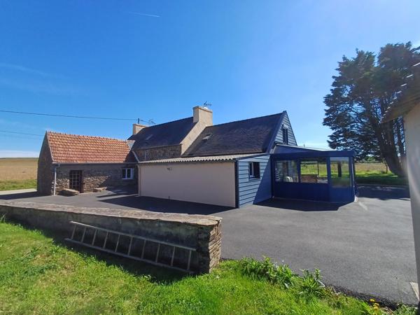 Saint-Jean-du-Doigt (29630) St Jean du Doigt, propriété comprenant deux maisons, double garage et atelier sur 1986 m2 de terrain.