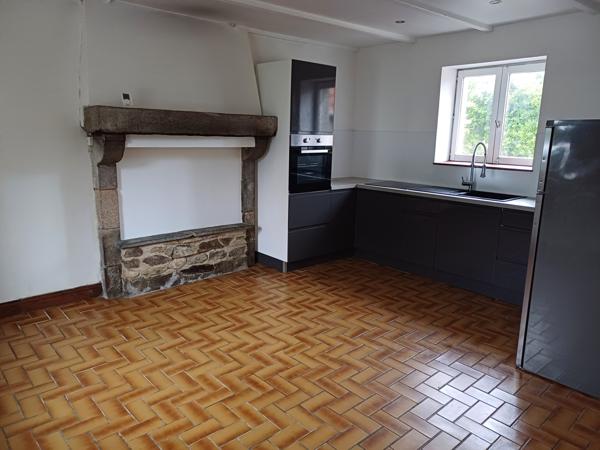 Saint-Jean-du-Doigt (29630) St Jean du Doigt, propriété comprenant deux maisons, double garage et atelier sur 1986 m2 de terrain.