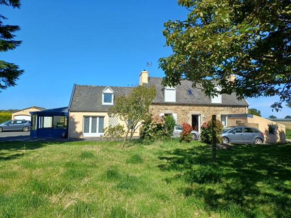 Saint-Jean-du-Doigt (29630) St Jean du Doigt, propriété comprenant deux maisons, double garage et atelier sur 1986 m2 de terrain.
