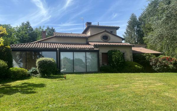 Maison à vendre    5 pièces •  Cognac-la-Forêt