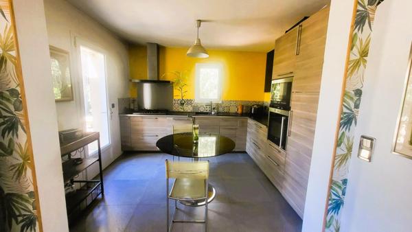 ,Eoures magnifique Villa sur terrain de 1260 m2 avec piscine et garage