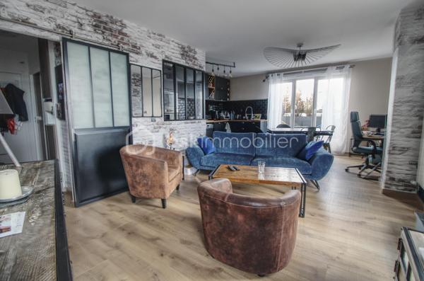 GUYANCOURT - Dans une résidence récente, appréciez ce bel APPARTEMENT 71m2 habitables, bien entretenu 3 pièces, 2 chambres, chaleureusement lumineux et spacieux. Idéalement situé à proximité de parcs, des commerces, écoles et transports, et tout prochainement Métro ligne 18 du Grand Paris Express, il offre un cadre de vie pratique et recherché.

L'accueil se fait par une ENTREE cosy qui dessert un espace de vie comprenant une CUISINE aménagée ouverte sur un grand SEJOUR lumineux avec double terrasse lumineuse avec vue dégagée, l'une 12m2 et l'autre 24m2.  Deux belles CHAMBRES dont une parentale avec dressing. Vous disposez d’une salle d’eau avec douche à l'italienne et de toilettes séparées. Une domotique centralisée permet de piloter, depuis un point de commande unique ou à distance, l’ouverture et la fermeture des volets électriques.

Deux parkings en sous-sol et une cave complètent ce bien rare sur le secteur.

Ce bien vous intéresse ? Contactez-nous pour un accompagnement personnalisé et découvrez tout son potentiel lors d’une visite sur rendez-vous.