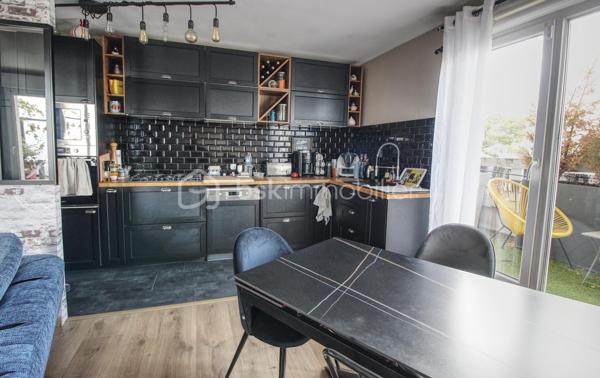 GUYANCOURT - Dans une résidence récente, appréciez ce bel APPARTEMENT 71m2 habitables, bien entretenu 3 pièces, 2 chambres, chaleureusement lumineux et spacieux. Idéalement situé à proximité de parcs, des commerces, écoles et transports, et tout prochainement Métro ligne 18 du Grand Paris Express, il offre un cadre de vie pratique et recherché.

L'accueil se fait par une ENTREE cosy qui dessert un espace de vie comprenant une CUISINE aménagée ouverte sur un grand SEJOUR lumineux avec double terrasse lumineuse avec vue dégagée, l'une 12m2 et l'autre 24m2.  Deux belles CHAMBRES dont une parentale avec dressing. Vous disposez d’une salle d’eau avec douche à l'italienne et de toilettes séparées. Une domotique centralisée permet de piloter, depuis un point de commande unique ou à distance, l’ouverture et la fermeture des volets électriques.

Deux parkings en sous-sol et une cave complètent ce bien rare sur le secteur.

Ce bien vous intéresse ? Contactez-nous pour un accompagnement personnalisé et découvrez tout son potentiel lors d’une visite sur rendez-vous.