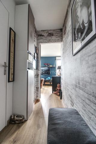 GUYANCOURT - Dans une résidence récente, appréciez ce bel APPARTEMENT 71m2 habitables, bien entretenu 3 pièces, 2 chambres, chaleureusement lumineux et spacieux. Idéalement situé à proximité de parcs, des commerces, écoles et transports, et tout prochainement Métro ligne 18 du Grand Paris Express, il offre un cadre de vie pratique et recherché.

L'accueil se fait par une ENTREE cosy qui dessert un espace de vie comprenant une CUISINE aménagée ouverte sur un grand SEJOUR lumineux avec double terrasse lumineuse avec vue dégagée, l'une 12m2 et l'autre 24m2.  Deux belles CHAMBRES dont une parentale avec dressing. Vous disposez d’une salle d’eau avec douche à l'italienne et de toilettes séparées. Une domotique centralisée permet de piloter, depuis un point de commande unique ou à distance, l’ouverture et la fermeture des volets électriques.

Deux parkings en sous-sol et une cave complètent ce bien rare sur le secteur.

Ce bien vous intéresse ? Contactez-nous pour un accompagnement personnalisé et découvrez tout son potentiel lors d’une visite sur rendez-vous.