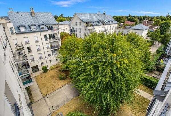GUYANCOURT - Dans une résidence récente, appréciez ce bel APPARTEMENT 71m2 habitables, bien entretenu 3 pièces, 2 chambres, chaleureusement lumineux et spacieux. Idéalement situé à proximité de parcs, des commerces, écoles et transports, et tout prochainement Métro ligne 18 du Grand Paris Express, il offre un cadre de vie pratique et recherché.

L'accueil se fait par une ENTREE cosy qui dessert un espace de vie comprenant une CUISINE aménagée ouverte sur un grand SEJOUR lumineux avec double terrasse lumineuse avec vue dégagée, l'une 12m2 et l'autre 24m2.  Deux belles CHAMBRES dont une parentale avec dressing. Vous disposez d’une salle d’eau avec douche à l'italienne et de toilettes séparées. Une domotique centralisée permet de piloter, depuis un point de commande unique ou à distance, l’ouverture et la fermeture des volets électriques.

Deux parkings en sous-sol et une cave complètent ce bien rare sur le secteur.

Ce bien vous intéresse ? Contactez-nous pour un accompagnement personnalisé et découvrez tout son potentiel lors d’une visite sur rendez-vous.
