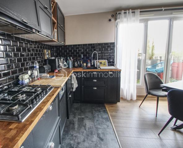 GUYANCOURT - Dans une résidence récente, appréciez ce bel APPARTEMENT 71m2 habitables, bien entretenu 3 pièces, 2 chambres, chaleureusement lumineux et spacieux. Idéalement situé à proximité de parcs, des commerces, écoles et transports, et tout prochainement Métro ligne 18 du Grand Paris Express, il offre un cadre de vie pratique et recherché.

L'accueil se fait par une ENTREE cosy qui dessert un espace de vie comprenant une CUISINE aménagée ouverte sur un grand SEJOUR lumineux avec double terrasse lumineuse avec vue dégagée, l'une 12m2 et l'autre 24m2.  Deux belles CHAMBRES dont une parentale avec dressing. Vous disposez d’une salle d’eau avec douche à l'italienne et de toilettes séparées. Une domotique centralisée permet de piloter, depuis un point de commande unique ou à distance, l’ouverture et la fermeture des volets électriques.

Deux parkings en sous-sol et une cave complètent ce bien rare sur le secteur.

Ce bien vous intéresse ? Contactez-nous pour un accompagnement personnalisé et découvrez tout son potentiel lors d’une visite sur rendez-vous.