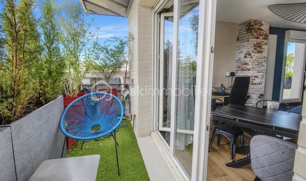 GUYANCOURT - Dans une résidence récente, appréciez ce bel APPARTEMENT 71m2 habitables, bien entretenu 3 pièces, 2 chambres, chaleureusement lumineux et spacieux. Idéalement situé à proximité de parcs, des commerces, écoles et transports, et tout prochainement Métro ligne 18 du Grand Paris Express, il offre un cadre de vie pratique et recherché.

L'accueil se fait par une ENTREE cosy qui dessert un espace de vie comprenant une CUISINE aménagée ouverte sur un grand SEJOUR lumineux avec double terrasse lumineuse avec vue dégagée, l'une 12m2 et l'autre 24m2.  Deux belles CHAMBRES dont une parentale avec dressing. Vous disposez d’une salle d’eau avec douche à l'italienne et de toilettes séparées. Une domotique centralisée permet de piloter, depuis un point de commande unique ou à distance, l’ouverture et la fermeture des volets électriques.

Deux parkings en sous-sol et une cave complètent ce bien rare sur le secteur.

Ce bien vous intéresse ? Contactez-nous pour un accompagnement personnalisé et découvrez tout son potentiel lors d’une visite sur rendez-vous.