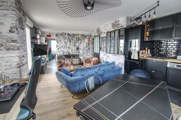GUYANCOURT - Dans une résidence récente, appréciez ce bel APPARTEMENT 71m2 habitables, bien entretenu 3 pièces, 2 chambres, chaleureusement lumineux et spacieux. Idéalement situé à proximité de parcs, des commerces, écoles et transports, et tout prochainement Métro ligne 18 du Grand Paris Express, il offre un cadre de vie pratique et recherché.

L'accueil se fait par une ENTREE cosy qui dessert un espace de vie comprenant une CUISINE aménagée ouverte sur un grand SEJOUR lumineux avec double terrasse lumineuse avec vue dégagée, l'une 12m2 et l'autre 24m2.  Deux belles CHAMBRES dont une parentale avec dressing. Vous disposez d’une salle d’eau avec douche à l'italienne et de toilettes séparées. Une domotique centralisée permet de piloter, depuis un point de commande unique ou à distance, l’ouverture et la fermeture des volets électriques.

Deux parkings en sous-sol et une cave complètent ce bien rare sur le secteur.

Ce bien vous intéresse ? Contactez-nous pour un accompagnement personnalisé et découvrez tout son potentiel lors d’une visite sur rendez-vous.