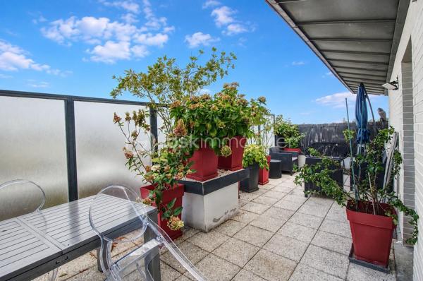 GUYANCOURT - Dans une résidence récente, appréciez ce bel APPARTEMENT 71m2 habitables, bien entretenu 3 pièces, 2 chambres, chaleureusement lumineux et spacieux. Idéalement situé à proximité de parcs, des commerces, écoles et transports, et tout prochainement Métro ligne 18 du Grand Paris Express, il offre un cadre de vie pratique et recherché.

L'accueil se fait par une ENTREE cosy qui dessert un espace de vie comprenant une CUISINE aménagée ouverte sur un grand SEJOUR lumineux avec double terrasse lumineuse avec vue dégagée, l'une 12m2 et l'autre 24m2.  Deux belles CHAMBRES dont une parentale avec dressing. Vous disposez d’une salle d’eau avec douche à l'italienne et de toilettes séparées. Une domotique centralisée permet de piloter, depuis un point de commande unique ou à distance, l’ouverture et la fermeture des volets électriques.

Deux parkings en sous-sol et une cave complètent ce bien rare sur le secteur.

Ce bien vous intéresse ? Contactez-nous pour un accompagnement personnalisé et découvrez tout son potentiel lors d’une visite sur rendez-vous.