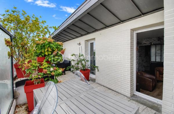 GUYANCOURT - Dans une résidence récente, appréciez ce bel APPARTEMENT 71m2 habitables, bien entretenu 3 pièces, 2 chambres, chaleureusement lumineux et spacieux. Idéalement situé à proximité de parcs, des commerces, écoles et transports, et tout prochainement Métro ligne 18 du Grand Paris Express, il offre un cadre de vie pratique et recherché.

L'accueil se fait par une ENTREE cosy qui dessert un espace de vie comprenant une CUISINE aménagée ouverte sur un grand SEJOUR lumineux avec double terrasse lumineuse avec vue dégagée, l'une 12m2 et l'autre 24m2.  Deux belles CHAMBRES dont une parentale avec dressing. Vous disposez d’une salle d’eau avec douche à l'italienne et de toilettes séparées. Une domotique centralisée permet de piloter, depuis un point de commande unique ou à distance, l’ouverture et la fermeture des volets électriques.

Deux parkings en sous-sol et une cave complètent ce bien rare sur le secteur.

Ce bien vous intéresse ? Contactez-nous pour un accompagnement personnalisé et découvrez tout son potentiel lors d’une visite sur rendez-vous.