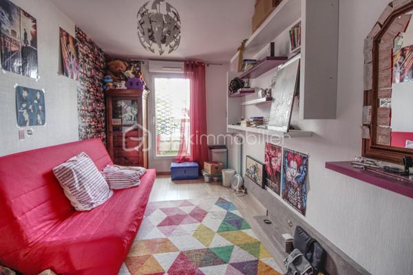 GUYANCOURT - Dans une résidence récente, appréciez ce bel APPARTEMENT 71m2 habitables, bien entretenu 3 pièces, 2 chambres, chaleureusement lumineux et spacieux. Idéalement situé à proximité de parcs, des commerces, écoles et transports, et tout prochainement Métro ligne 18 du Grand Paris Express, il offre un cadre de vie pratique et recherché.

L'accueil se fait par une ENTREE cosy qui dessert un espace de vie comprenant une CUISINE aménagée ouverte sur un grand SEJOUR lumineux avec double terrasse lumineuse avec vue dégagée, l'une 12m2 et l'autre 24m2.  Deux belles CHAMBRES dont une parentale avec dressing. Vous disposez d’une salle d’eau avec douche à l'italienne et de toilettes séparées. Une domotique centralisée permet de piloter, depuis un point de commande unique ou à distance, l’ouverture et la fermeture des volets électriques.

Deux parkings en sous-sol et une cave complètent ce bien rare sur le secteur.

Ce bien vous intéresse ? Contactez-nous pour un accompagnement personnalisé et découvrez tout son potentiel lors d’une visite sur rendez-vous.