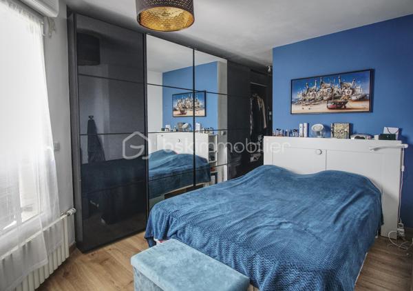 GUYANCOURT - Dans une résidence récente, appréciez ce bel APPARTEMENT 71m2 habitables, bien entretenu 3 pièces, 2 chambres, chaleureusement lumineux et spacieux. Idéalement situé à proximité de parcs, des commerces, écoles et transports, et tout prochainement Métro ligne 18 du Grand Paris Express, il offre un cadre de vie pratique et recherché.

L'accueil se fait par une ENTREE cosy qui dessert un espace de vie comprenant une CUISINE aménagée ouverte sur un grand SEJOUR lumineux avec double terrasse lumineuse avec vue dégagée, l'une 12m2 et l'autre 24m2.  Deux belles CHAMBRES dont une parentale avec dressing. Vous disposez d’une salle d’eau avec douche à l'italienne et de toilettes séparées. Une domotique centralisée permet de piloter, depuis un point de commande unique ou à distance, l’ouverture et la fermeture des volets électriques.

Deux parkings en sous-sol et une cave complètent ce bien rare sur le secteur.

Ce bien vous intéresse ? Contactez-nous pour un accompagnement personnalisé et découvrez tout son potentiel lors d’une visite sur rendez-vous.