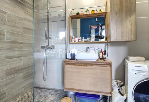 GUYANCOURT - Dans une résidence récente, appréciez ce bel APPARTEMENT 71m2 habitables, bien entretenu 3 pièces, 2 chambres, chaleureusement lumineux et spacieux. Idéalement situé à proximité de parcs, des commerces, écoles et transports, et tout prochainement Métro ligne 18 du Grand Paris Express, il offre un cadre de vie pratique et recherché.

L'accueil se fait par une ENTREE cosy qui dessert un espace de vie comprenant une CUISINE aménagée ouverte sur un grand SEJOUR lumineux avec double terrasse lumineuse avec vue dégagée, l'une 12m2 et l'autre 24m2.  Deux belles CHAMBRES dont une parentale avec dressing. Vous disposez d’une salle d’eau avec douche à l'italienne et de toilettes séparées. Une domotique centralisée permet de piloter, depuis un point de commande unique ou à distance, l’ouverture et la fermeture des volets électriques.

Deux parkings en sous-sol et une cave complètent ce bien rare sur le secteur.

Ce bien vous intéresse ? Contactez-nous pour un accompagnement personnalisé et découvrez tout son potentiel lors d’une visite sur rendez-vous.