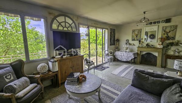 Découvrez cette charmante maison nichée au cœur d'un quartier dynamique, offrant une vie paisible à proximité des commodités urbaines. Construite en 1978, cette maison vous propose un cadre de vie agréable avec une superficie habitable de 71,75 m², un espace intérieur bien agencé réparti sur 4 pièces. L'entrée dessert une belle pièce à vivre donnant accès à la grande terrasse et à la cuisine fonctionnelle.  Deux chambres et une salle de bains complète l'ensemble de ce niveau de plein pied.  En extérieur une terrasse idéale pour savourer des moments conviviaux en plein air et un très beau jardin. Le grand sous-sol total vous permettra de stationner 2 véhicules, de profiter de la buanderie, d'avoir un bel espace de stockage. Les amoureux de vins apprécieront tout particulièrement la cave.  Parfaitement située, elle reste proche des transports, commerces, et écoles. Ne manquez pas cette opportunité rare. Contactez RICHARD RIVAL pour une visite !