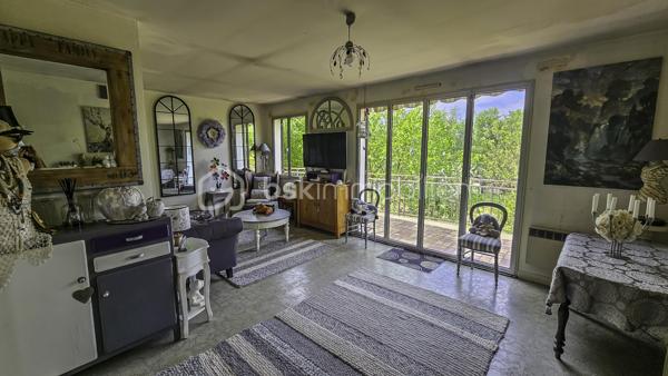 Découvrez cette charmante maison nichée au cœur d'un quartier dynamique, offrant une vie paisible à proximité des commodités urbaines. Construite en 1978, cette maison vous propose un cadre de vie agréable avec une superficie habitable de 71,75 m², un espace intérieur bien agencé réparti sur 4 pièces. L'entrée dessert une belle pièce à vivre donnant accès à la grande terrasse et à la cuisine fonctionnelle.  Deux chambres et une salle de bains complète l'ensemble de ce niveau de plein pied.  En extérieur une terrasse idéale pour savourer des moments conviviaux en plein air et un très beau jardin. Le grand sous-sol total vous permettra de stationner 2 véhicules, de profiter de la buanderie, d'avoir un bel espace de stockage. Les amoureux de vins apprécieront tout particulièrement la cave.  Parfaitement située, elle reste proche des transports, commerces, et écoles. Ne manquez pas cette opportunité rare. Contactez RICHARD RIVAL pour une visite !