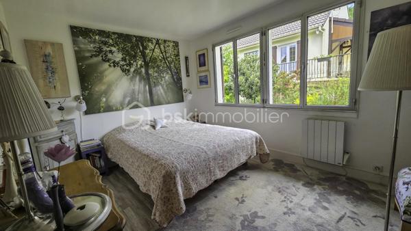 Découvrez cette charmante maison nichée au cœur d'un quartier dynamique, offrant une vie paisible à proximité des commodités urbaines. Construite en 1978, cette maison vous propose un cadre de vie agréable avec une superficie habitable de 71,75 m², un espace intérieur bien agencé réparti sur 4 pièces. L'entrée dessert une belle pièce à vivre donnant accès à la grande terrasse et à la cuisine fonctionnelle.  Deux chambres et une salle de bains complète l'ensemble de ce niveau de plein pied.  En extérieur une terrasse idéale pour savourer des moments conviviaux en plein air et un très beau jardin. Le grand sous-sol total vous permettra de stationner 2 véhicules, de profiter de la buanderie, d'avoir un bel espace de stockage. Les amoureux de vins apprécieront tout particulièrement la cave.  Parfaitement située, elle reste proche des transports, commerces, et écoles. Ne manquez pas cette opportunité rare. Contactez RICHARD RIVAL pour une visite !