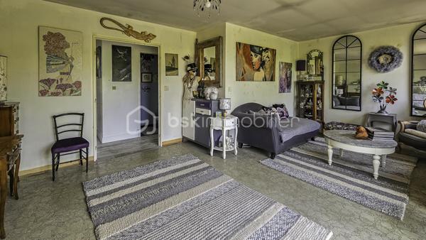 Découvrez cette charmante maison nichée au cœur d'un quartier dynamique, offrant une vie paisible à proximité des commodités urbaines. Construite en 1978, cette maison vous propose un cadre de vie agréable avec une superficie habitable de 71,75 m², un espace intérieur bien agencé réparti sur 4 pièces. L'entrée dessert une belle pièce à vivre donnant accès à la grande terrasse et à la cuisine fonctionnelle.  Deux chambres et une salle de bains complète l'ensemble de ce niveau de plein pied.  En extérieur une terrasse idéale pour savourer des moments conviviaux en plein air et un très beau jardin. Le grand sous-sol total vous permettra de stationner 2 véhicules, de profiter de la buanderie, d'avoir un bel espace de stockage. Les amoureux de vins apprécieront tout particulièrement la cave.  Parfaitement située, elle reste proche des transports, commerces, et écoles. Ne manquez pas cette opportunité rare. Contactez RICHARD RIVAL pour une visite !