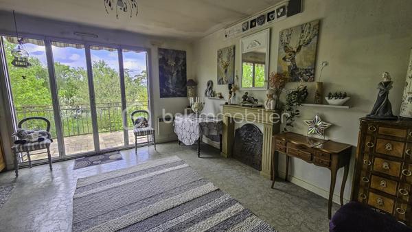 Découvrez cette charmante maison nichée au cœur d'un quartier dynamique, offrant une vie paisible à proximité des commodités urbaines. Construite en 1978, cette maison vous propose un cadre de vie agréable avec une superficie habitable de 71,75 m², un espace intérieur bien agencé réparti sur 4 pièces. L'entrée dessert une belle pièce à vivre donnant accès à la grande terrasse et à la cuisine fonctionnelle.  Deux chambres et une salle de bains complète l'ensemble de ce niveau de plein pied.  En extérieur une terrasse idéale pour savourer des moments conviviaux en plein air et un très beau jardin. Le grand sous-sol total vous permettra de stationner 2 véhicules, de profiter de la buanderie, d'avoir un bel espace de stockage. Les amoureux de vins apprécieront tout particulièrement la cave.  Parfaitement située, elle reste proche des transports, commerces, et écoles. Ne manquez pas cette opportunité rare. Contactez RICHARD RIVAL pour une visite !