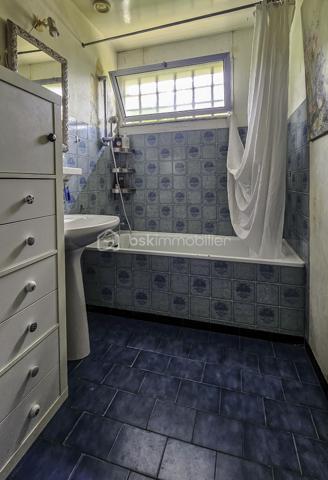 Découvrez cette charmante maison nichée au cœur d'un quartier dynamique, offrant une vie paisible à proximité des commodités urbaines. Construite en 1978, cette maison vous propose un cadre de vie agréable avec une superficie habitable de 71,75 m², un espace intérieur bien agencé réparti sur 4 pièces. L'entrée dessert une belle pièce à vivre donnant accès à la grande terrasse et à la cuisine fonctionnelle.  Deux chambres et une salle de bains complète l'ensemble de ce niveau de plein pied.  En extérieur une terrasse idéale pour savourer des moments conviviaux en plein air et un très beau jardin. Le grand sous-sol total vous permettra de stationner 2 véhicules, de profiter de la buanderie, d'avoir un bel espace de stockage. Les amoureux de vins apprécieront tout particulièrement la cave.  Parfaitement située, elle reste proche des transports, commerces, et écoles. Ne manquez pas cette opportunité rare. Contactez RICHARD RIVAL pour une visite !