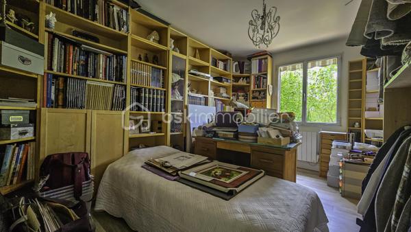 Découvrez cette charmante maison nichée au cœur d'un quartier dynamique, offrant une vie paisible à proximité des commodités urbaines. Construite en 1978, cette maison vous propose un cadre de vie agréable avec une superficie habitable de 71,75 m², un espace intérieur bien agencé réparti sur 4 pièces. L'entrée dessert une belle pièce à vivre donnant accès à la grande terrasse et à la cuisine fonctionnelle.  Deux chambres et une salle de bains complète l'ensemble de ce niveau de plein pied.  En extérieur une terrasse idéale pour savourer des moments conviviaux en plein air et un très beau jardin. Le grand sous-sol total vous permettra de stationner 2 véhicules, de profiter de la buanderie, d'avoir un bel espace de stockage. Les amoureux de vins apprécieront tout particulièrement la cave.  Parfaitement située, elle reste proche des transports, commerces, et écoles. Ne manquez pas cette opportunité rare. Contactez RICHARD RIVAL pour une visite !