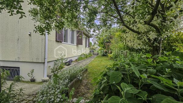 Découvrez cette charmante maison nichée au cœur d'un quartier dynamique, offrant une vie paisible à proximité des commodités urbaines. Construite en 1978, cette maison vous propose un cadre de vie agréable avec une superficie habitable de 71,75 m², un espace intérieur bien agencé réparti sur 4 pièces. L'entrée dessert une belle pièce à vivre donnant accès à la grande terrasse et à la cuisine fonctionnelle.  Deux chambres et une salle de bains complète l'ensemble de ce niveau de plein pied.  En extérieur une terrasse idéale pour savourer des moments conviviaux en plein air et un très beau jardin. Le grand sous-sol total vous permettra de stationner 2 véhicules, de profiter de la buanderie, d'avoir un bel espace de stockage. Les amoureux de vins apprécieront tout particulièrement la cave.  Parfaitement située, elle reste proche des transports, commerces, et écoles. Ne manquez pas cette opportunité rare. Contactez RICHARD RIVAL pour une visite !