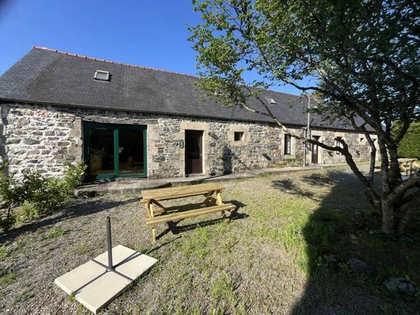 Domaine avec 10 locaux à usage d’habitation, dépendances, 6 emplacements de camping et un étang sur 1,8 hectares.