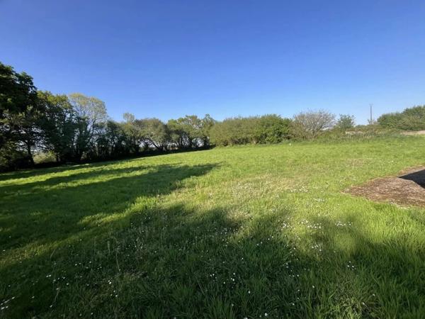 Domaine avec 10 locaux à usage d’habitation, dépendances, 6 emplacements de camping et un étang sur 1,8 hectares.