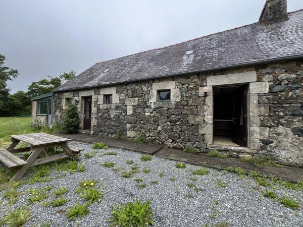 Domaine avec 10 locaux à usage d’habitation, dépendances, 6 emplacements de camping et un étang sur 1,8 hectares.
