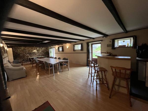 Domaine avec 10 locaux à usage d’habitation, dépendances, 6 emplacements de camping et un étang sur 1,8 hectares.