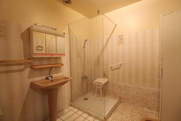 Villa plain pied avec jardin plus garage.