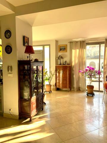 Salon-de-Provence (13300) Élégante maison F6 (200 m²) avec jardin, piscine et grand garage