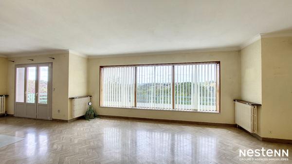 A vendre propriété de 260 m² avec piscine, dépendances, parc paysagé et potentiel pour gîte ou double habitation, à Valence-Sur-Baïse