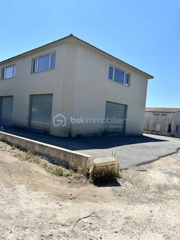 Bsk Immobilier vous propose un local artisanal d'environ 200 m² avec mezzanine.
Idéal pour être divisé avec trois entrées de véhicules possibles.
L'accès se fait par 3 rideaux métalliques de 4x3.50m et une porte piéton.
A l'étage 3 grandes fenêtres.
Plusieurs places de parking privatives.
Accès direct RD562.
A 10 minutes de l'autoroute.