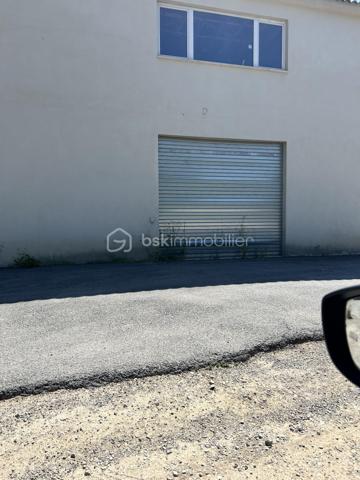 Bsk Immobilier vous propose un local artisanal d'environ 200 m² avec mezzanine.
Idéal pour être divisé avec trois entrées de véhicules possibles.
L'accès se fait par 3 rideaux métalliques de 4x3.50m et une porte piéton.
A l'étage 3 grandes fenêtres.
Plusieurs places de parking privatives.
Accès direct RD562.
A 10 minutes de l'autoroute.