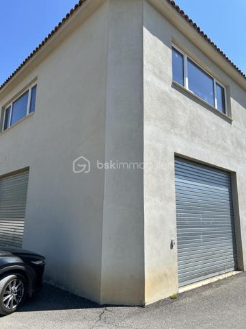 Bsk Immobilier vous propose un local artisanal d'environ 200 m² avec mezzanine.
Idéal pour être divisé avec trois entrées de véhicules possibles.
L'accès se fait par 3 rideaux métalliques de 4x3.50m et une porte piéton.
A l'étage 3 grandes fenêtres.
Plusieurs places de parking privatives.
Accès direct RD562.
A 10 minutes de l'autoroute.