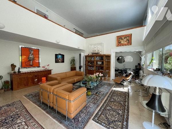 Très bel Appartement en Duplex avec garage cave jardin privé et pavillon indépendant.