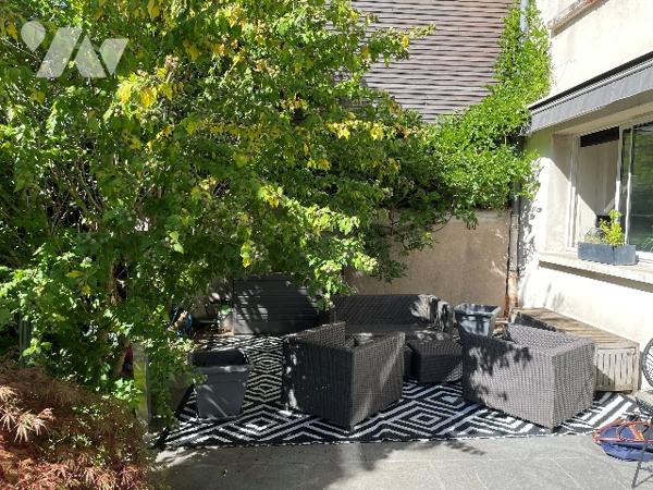 Très bel Appartement en Duplex avec garage cave jardin privé et pavillon indépendant.