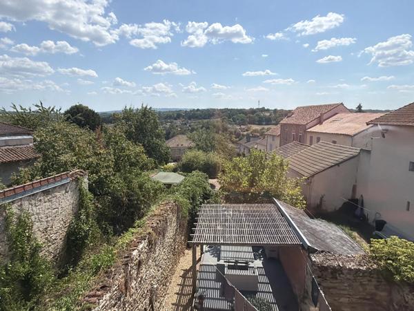 Spacieuse maison familiale située au cœur d'une ville animée, avec possibilité d'ouverture de chambres d'hôtes